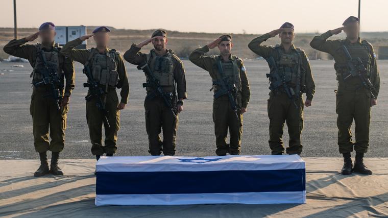 Militares ante los restos de Hadar Goldin