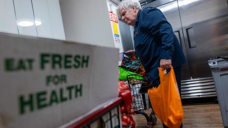Un hombre hace la compra en un supermercado de Brooklyn