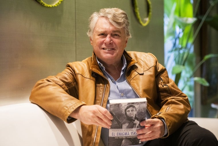 Cymerman sostiene un ejemplar de su nuevo libro 'El enigma Israel'