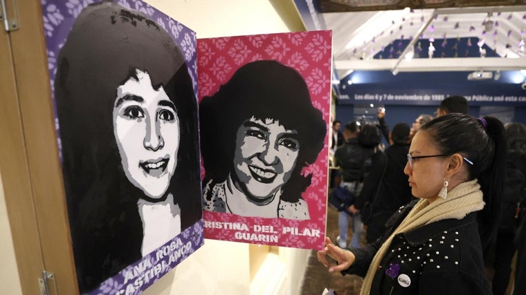 Una persona recorre la exposición exhibida en el Museo de la Independencia Casa del Florero este jueves, en Bogotá (Colombia). El Museo de la Independencia Casa del Florero, inauguró la sala permanente '6 y 7 de noviembre de 1985', en homenaje a las víctimas de la toma y recuperación del Palacio de Justicia que hace 40 años