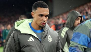 [VIDEO] Hinchada de Liverpool pifió a Trent Alexander-Arnold en su vuelta a Anfield