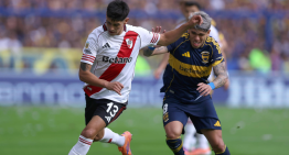Carlos Palacios celebró ante Paulo Díaz en el triunfo de Boca sobre River en el clásico argentino