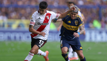 Carlos Palacios celebró ante Paulo Díaz en el triunfo de Boca sobre River en el clásico argentino