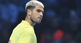 Alcaraz derrotó a Auger-Aliassime y se citó con Sinner en la final de la Copa de Maestros