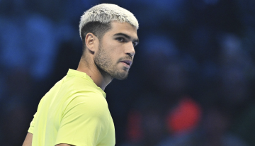 Alcaraz derrotó a Auger-Aliassime y se citó con Sinner en la final de la Copa de Maestros