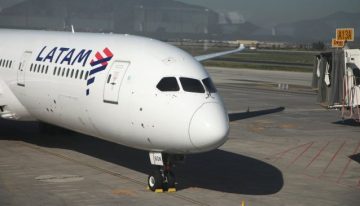 Pasajera afectada por paro de pilotos de Latam acusó que aerolínea le avisó por WhatsApp