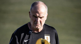 ¿Se va de Uruguay? Bielsa convocó a sorpresiva conferencia en medio de críticas y rumores