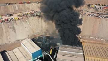 Incendio en Zofri de Iquique sigue activo y afecta a cuatro galpones