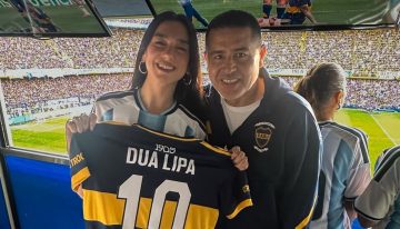 Dua Lipa asistió a La Bombonera y se llevó una camiseta de Boca personalizada
