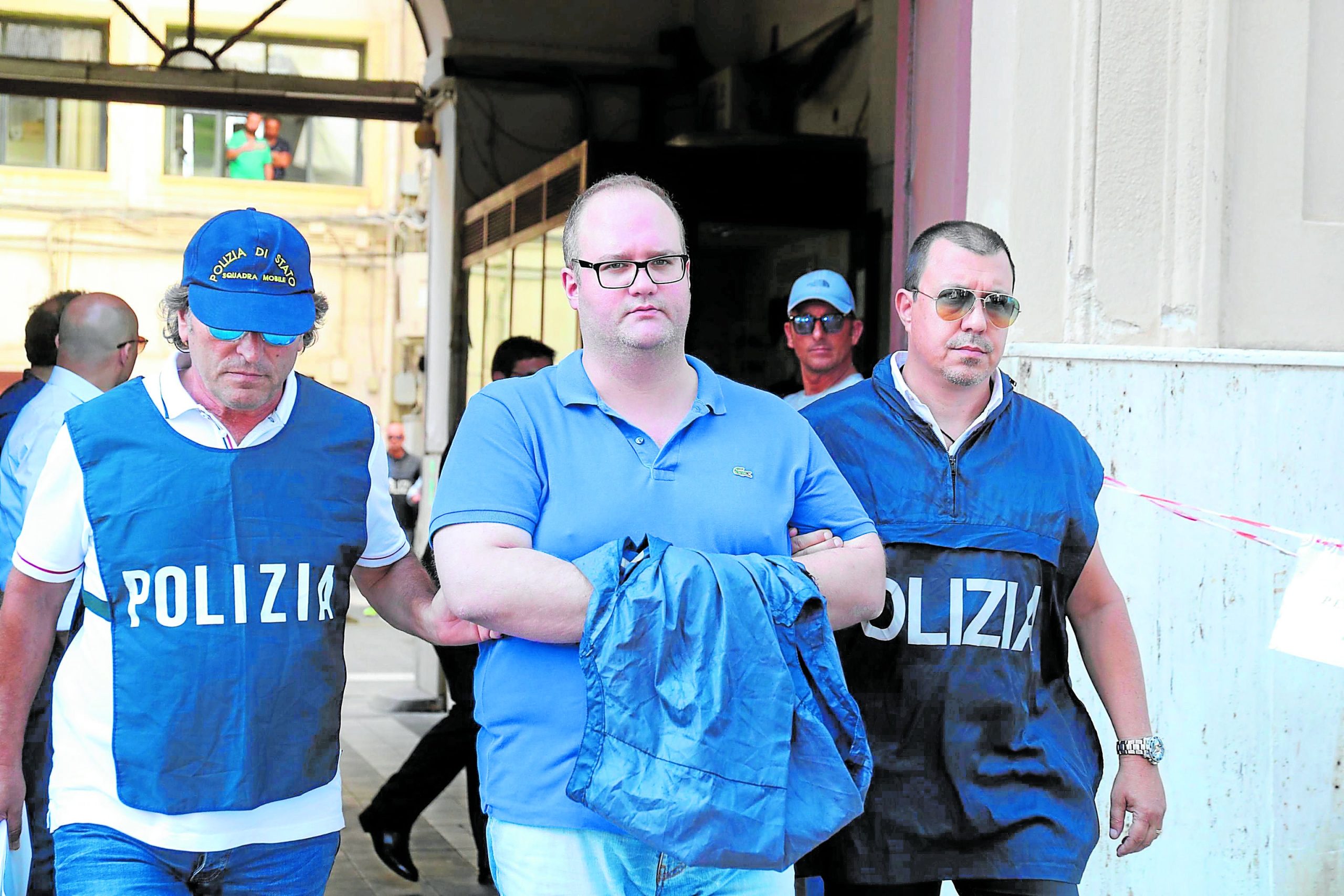 Imagen secundaria 1 - Arriba, el director del FBI, Kash Patel, informa de la macroredada en Portland. Abajo izquierda, detención en Palermo en 2019 de Salvatore Gambino, tras desvelarse vínculos de la mafia siciliana y la de Nueva York. A la derecha, en 1995, Vincent «The Chin» Gigante, vestido con una bata, es escoltado a la corte tras ser arrestado en un caso masivo de crimen organizado. Gigante, de 69 años, era el presunto jefe de la familia criminal Genovese de Nueva York y miembro influyente de la junta directiva nacional del crimen organizado, conocida como la 'Comisión'