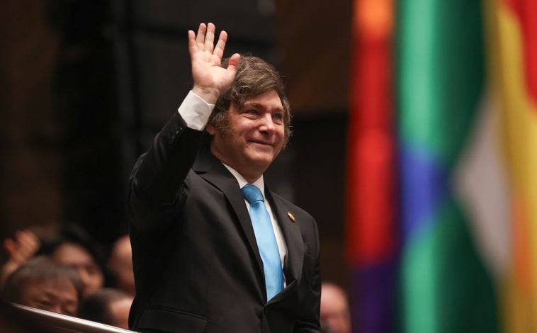 Imagen principal - Varios jefes de Estado y exministros acudieron a la toma de posesión de Paz Pereira. En imágenes, Milei, Ribera y Boric