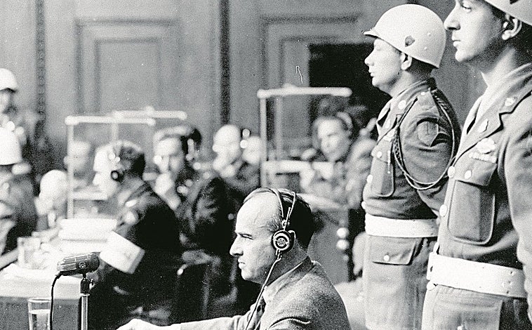 Imagen principal - Arriba, imagen del juicio de Núremberg que fundó el Derecho Penal Internacional. Abajo, imagen familiar del 'carnicero de Polonia', Hans Frank con el benjamín, Niklas. Al lado, el 'carnicero de Polonia' 