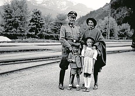 Imagen secundaria 1 - Arriba, imagen del juicio de Núremberg que fundó el Derecho Penal Internacional. Abajo, imagen familiar del 'carnicero de Polonia', Hans Frank con el benjamín, Niklas. Al lado, el 'carnicero de Polonia' 