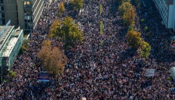 Miles de personas vuelven a las calles de Serbia en el primer aniversario de la tragedia de Novi Sad