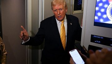 Trump insiste en interponer una demanda millonaria a la BBC por alterar sus palabras