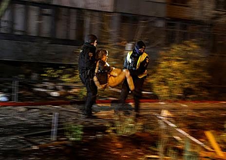 Imagen secundaria 1 - Las fuerzas rusas golpearon a la capital y otras ciudades ucranianas durante la noche del jueves al viernes