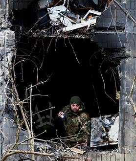 Imagen secundaria 2 - Las fuerzas rusas golpearon a la capital y otras ciudades ucranianas durante la noche del jueves al viernes