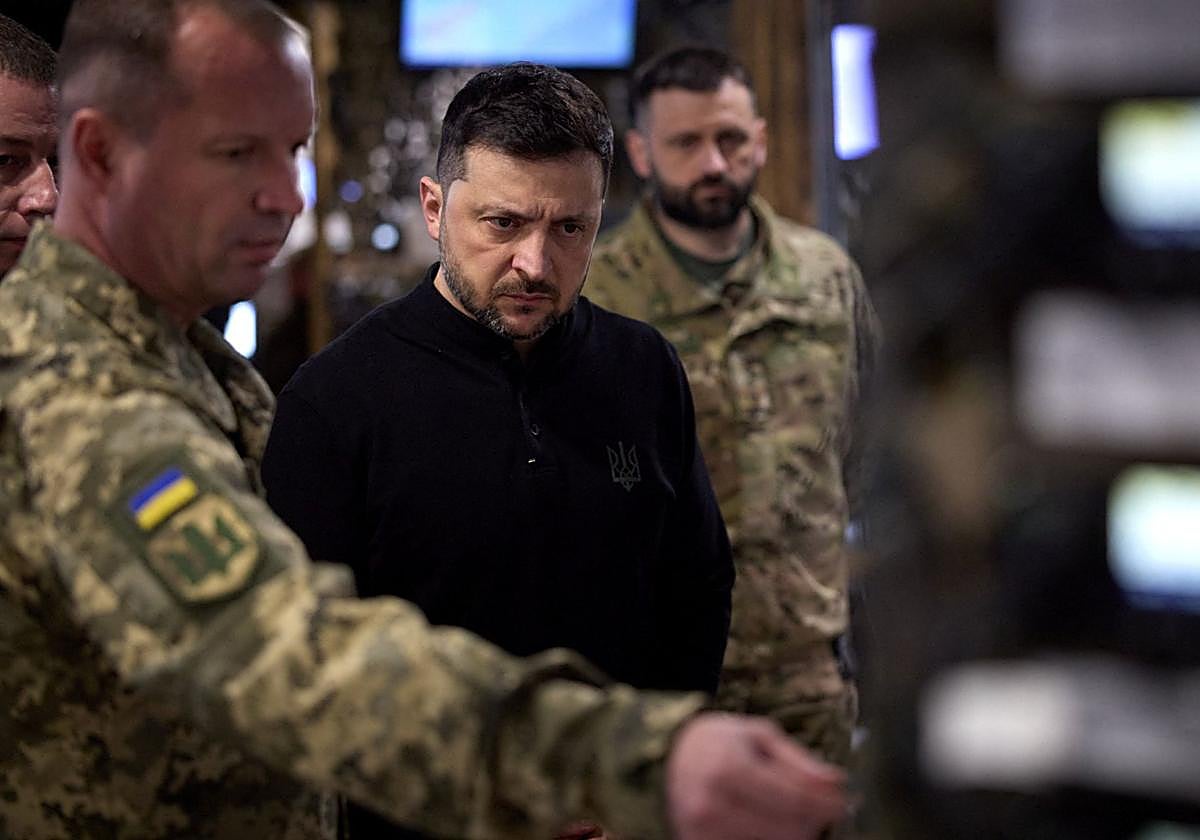 El presidente de Ucrania, Volodímir Zelenski, con oficiales ucranianos