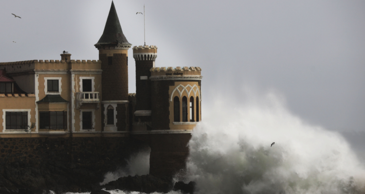 Anuncian marejadas para costas chilenas entre martes y viernes: revisa horas de mayor intensidad