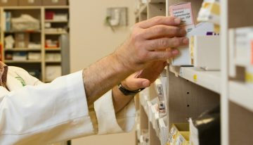 Polémica por proyecto que permite a farmacias prescindir de químicos farmacéuticos