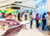 ¿Multas por usar el celular en el banco?