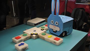 Robot les enseña programación a niños de preescolar