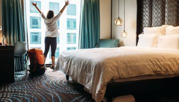 Mujeres usan más internet a la hora de viajar