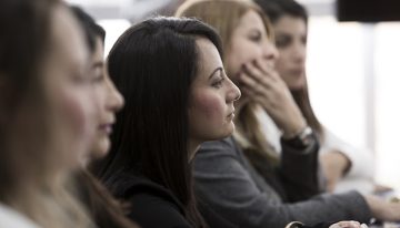 Mujeres ocuparon el 43% de los cargos directivos del Estado en 2017