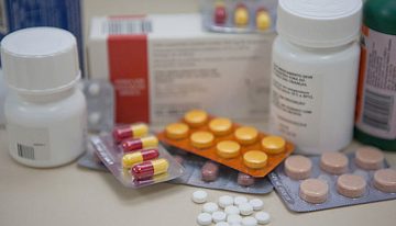 Proponen nueva política de medicamentos a candidatos presidenciales