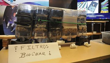 Carbón de la zoca de café descontamina aguas turbias