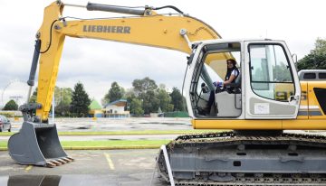 Mujeres se certifican en el uso de maquinaria pesada
