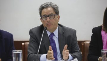 Gobierno gana $1 billón por cada $100 que se devalúa el peso