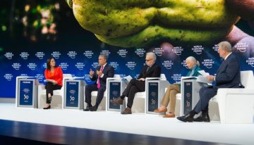 Duque reitera en Davos meta de sembrar 180 millones de árboles