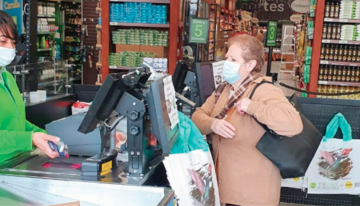 Hoy, los supermercados recibieron a adultos mayores en horario especial