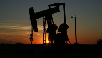 Rebotan bolsas y precio del petróleo por posibles estímulos