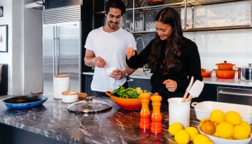 Mantente en forma mientras trabajas en casa. Una guía de ejercicios y nutrición