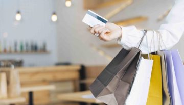 Pagar con la tarjeta de crédito le saldrá más caro en agosto