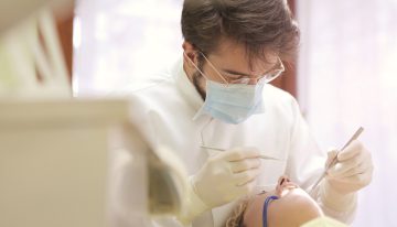 Casos de bruxismo aumentaron durante la pandemia. ¿Cómo tratarlo?