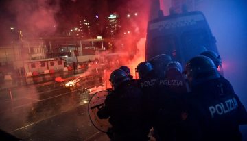 Italianos protestan contra restricciones por rebrotes de Covid-19