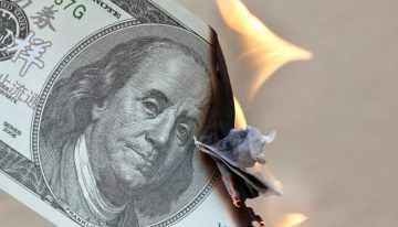 Dólar sigue cayendo y cerró por debajo de $3.500. ¿Qué hay detrás del desplome?