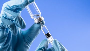 Reino Unido aprobó la aplicación de la vacuna de Pfizer; Colombia comprará 10 millones de dosis