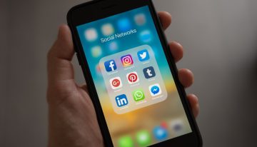 «WhatsApp es bastante intrusivo y Facebook es un buitre de los datos»: experta en privacidad y protección de información