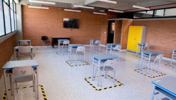 Con distanciamiento y demás medidas, colegios en Bogotá regresan a clases presenciales