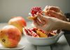 ¿Es imprescindible comer la fruta con piel para ingerir suficiente cantidad de fibra?