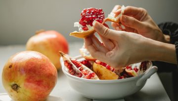 ¿Es imprescindible comer la fruta con piel para ingerir suficiente cantidad de fibra?