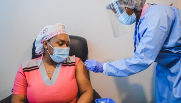 Colombia recibió las primeras 117. 000 vacunas Pfizer a través del mecanismo Covax