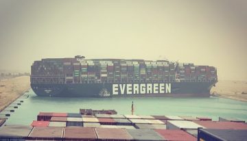 El encallamiento de un enorme barco carguero bloquea el Canal de Suez