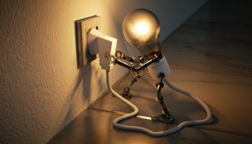 ¿Se puede consumir menos electricidad pasando más tiempo en casa?