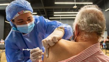 MinSalud autoriza proceso de vacunación para la población entre 65 y 69 años