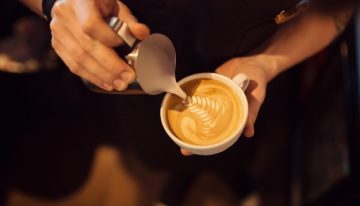 Empresas se unen para generar empleo capacitando a jóvenes en la elaboración de café